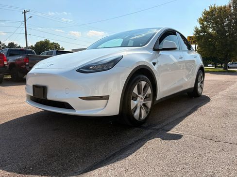 Used 2022 Tesla Model Y Long Range AWD/4WD image 4