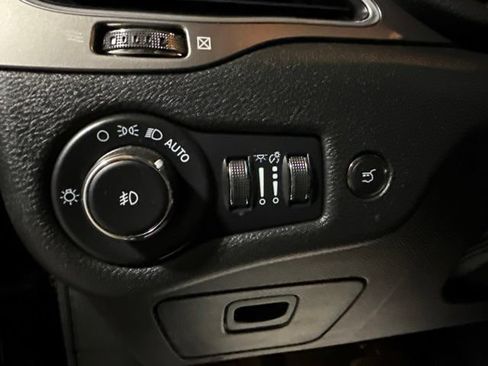 Used 2022 Jeep Cherokee Latitude Lux w/ Mopar Interior Package AWD/4WD image 7