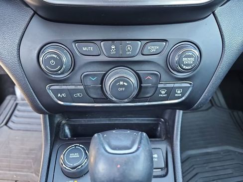 Used 2019 Jeep Cherokee Latitude Plus image 19