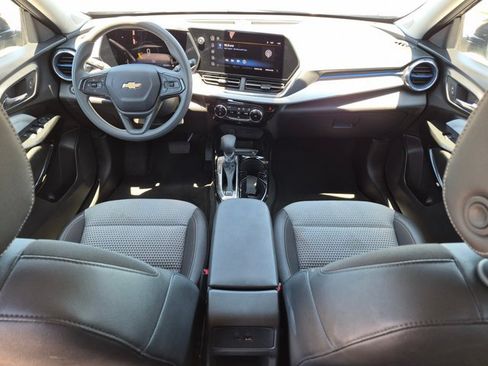 Used 2025 Chevrolet Trax LT FWD image 18