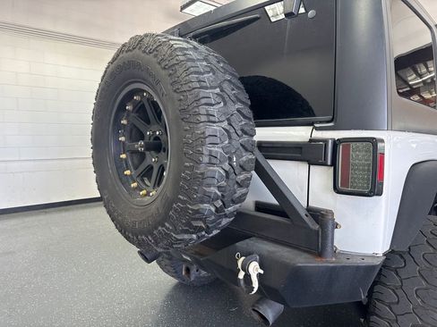 Used 2013 Jeep Wrangler Unlimited Rubicon w/ Connectivity Group AWD/4WD image 19