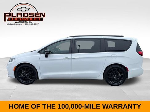 Used 2025 Chrysler Pacifica Limited FWD image 2