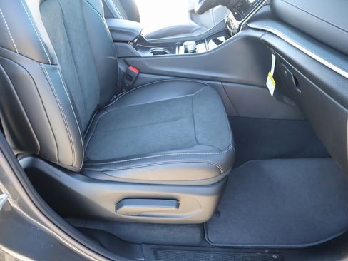 New 2025 Jeep Grand Cherokee Altitude image 13