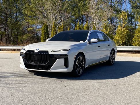 Used 2025 BMW 740i w/ Premium Package image 13