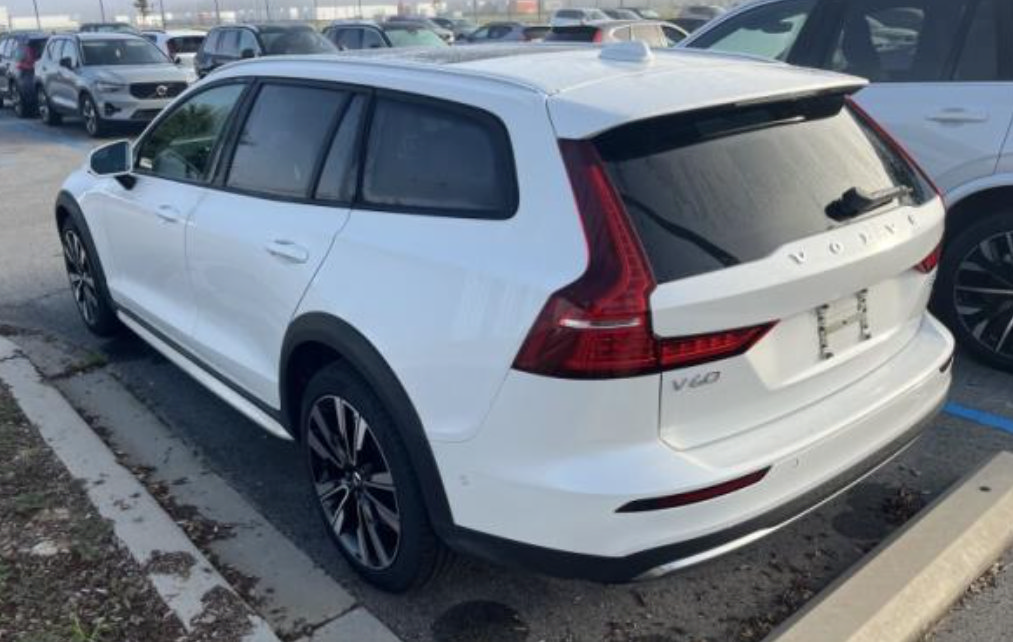 Used 2025 Volvo V60 B5 Cross Country Ultra AWD/4WD image 5