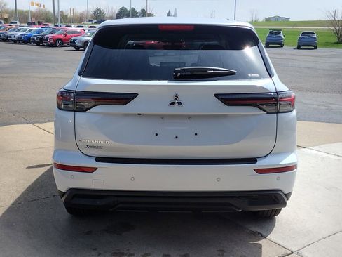 New 2026 Mitsubishi Outlander ES image 17