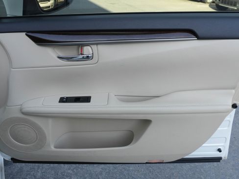 Used 2015 Lexus ES 350 w/ Premium Package image 32