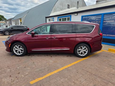 Used 2019 Chrysler Pacifica Touring-L w/ Tire & Wheel Group FWD image 9
