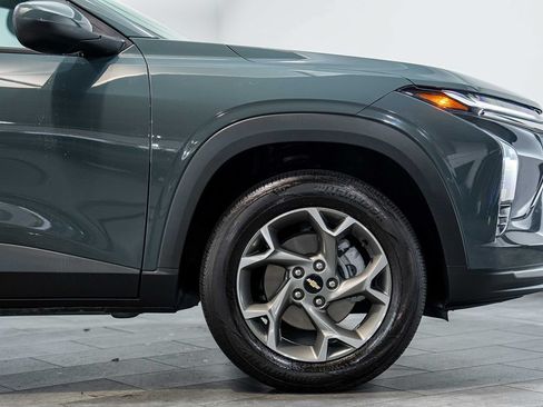 Used 2025 Chevrolet Trax LT w/ LT Convenience Package FWD image 9