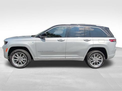 Used 2023 Jeep Grand Cherokee Summit w/ Luxury Tech Group V AWD/4WD image 2