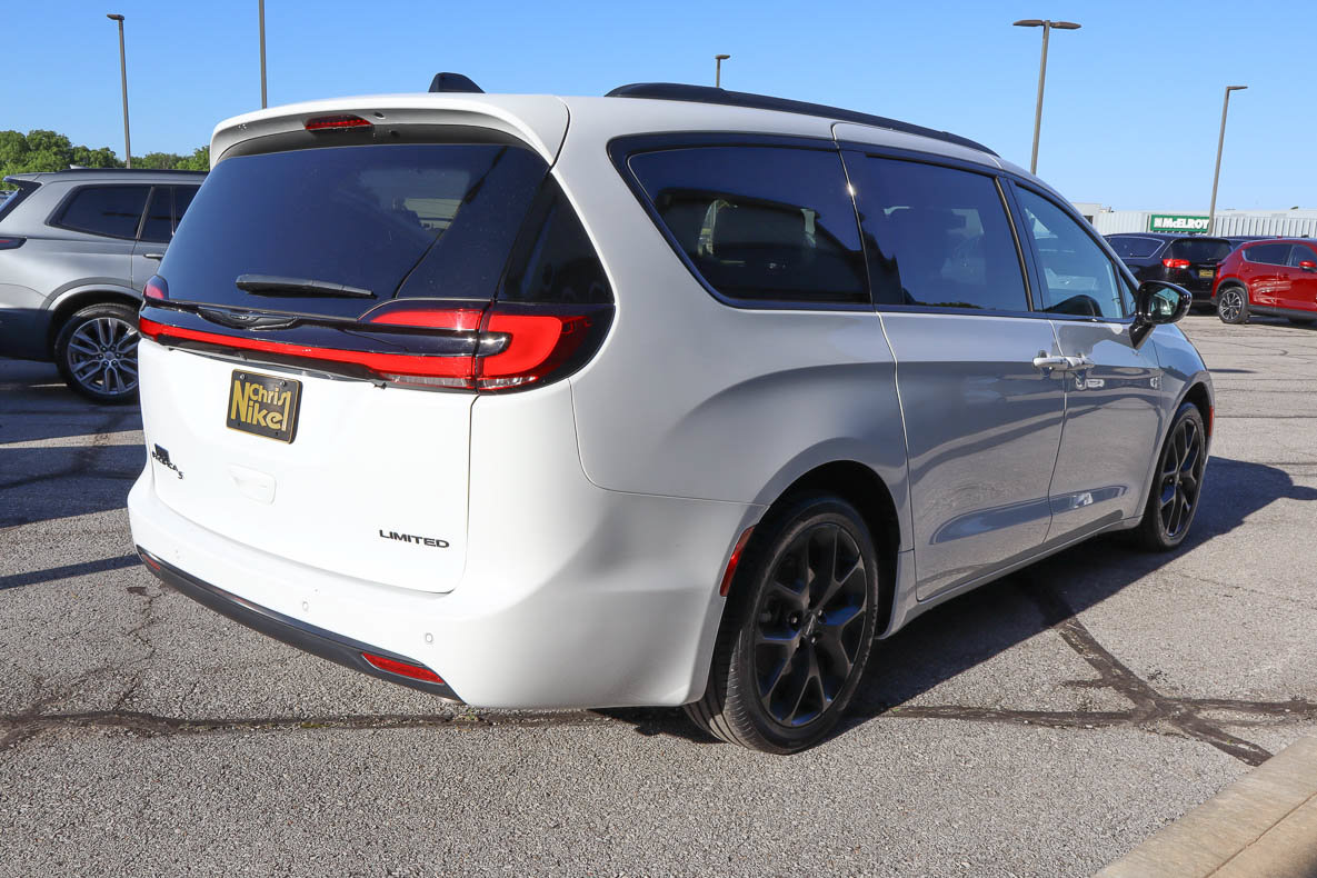 Used 2025 Chrysler Pacifica Limited FWD image 4