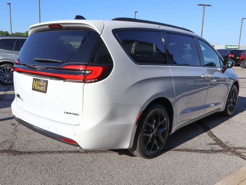 Used 2025 Chrysler Pacifica Limited FWD image 4