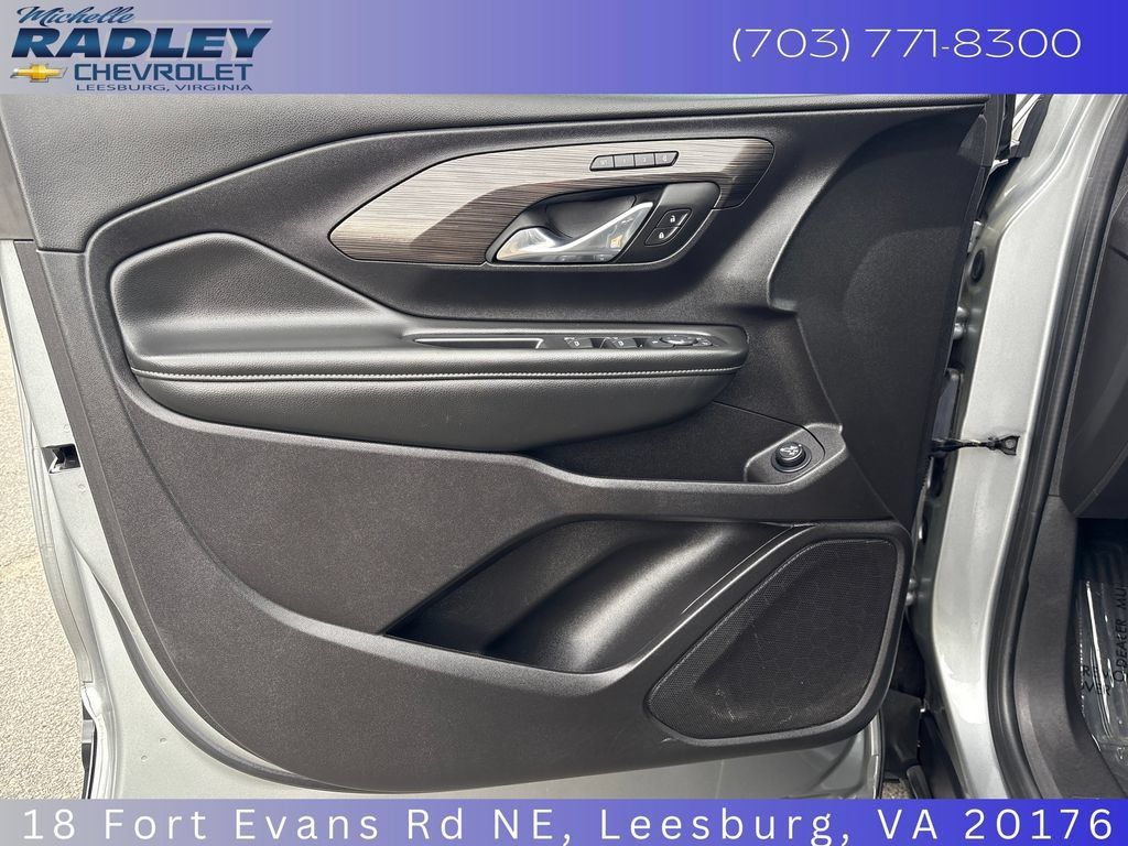 Used 2024 GMC Terrain SLT AWD/4WD image 12