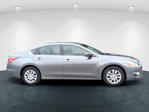Used 2015 Nissan Altima 2.5 S w/ Power Driver Seat Package FWD image 2