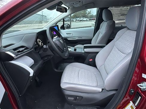 New 2026 Toyota Sienna LE image 18
