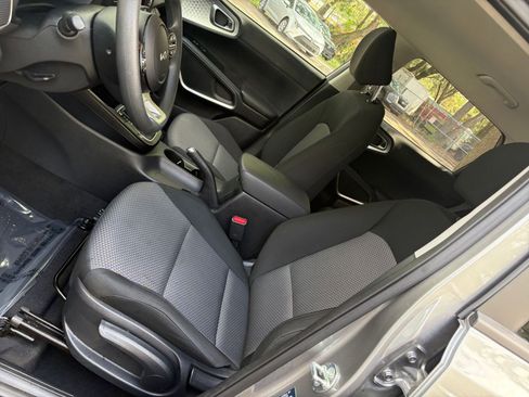 Used 2025 Kia Soul LX w/ LX Technology Package FWD image 34
