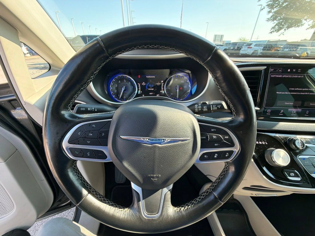 Used 2021 Chrysler Pacifica Touring-L FWD image 25