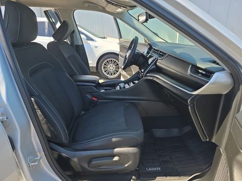 Used 2023 Jeep Grand Cherokee L Laredo image 16