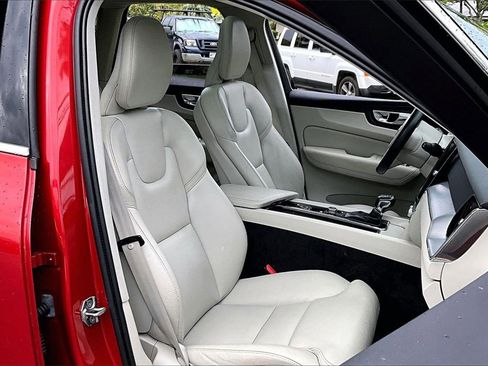 Used 2019 Volvo XC60 T5 Momentum w/ Premium Package image 7