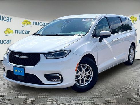 Used 2023 Chrysler Pacifica Touring-L FWD image 3