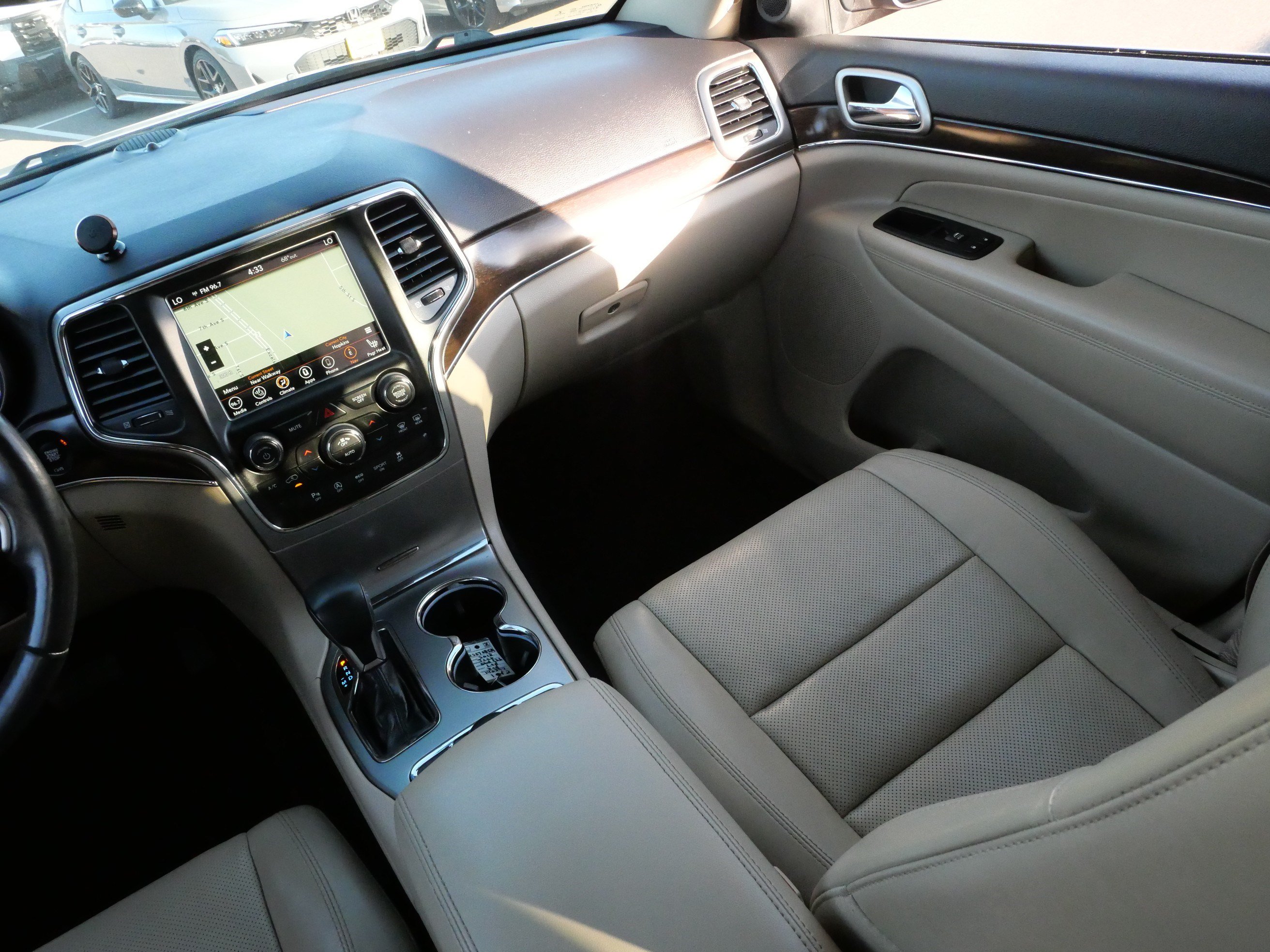 Used 2018 Jeep Grand Cherokee Limited w/ Luxury Group II AWD/4WD image 11