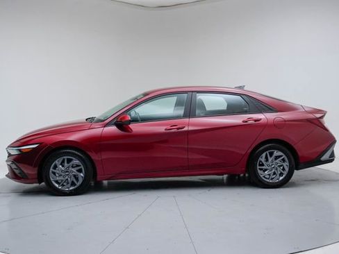 Used 2024 Hyundai Elantra SEL FWD image 3