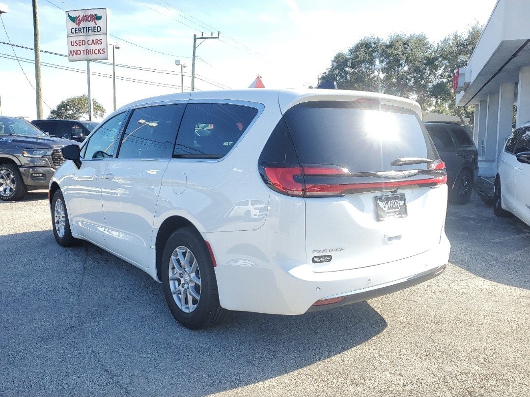 Used 2025 Chrysler Pacifica Select FWD image 3