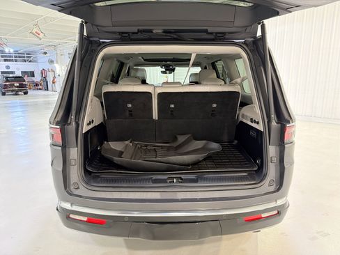 Used 2022 Jeep Wagoneer Series III w/ Premium Group I AWD/4WD image 29