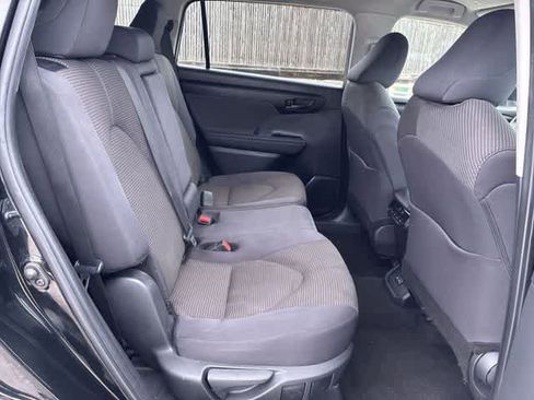Used 2024 Toyota Highlander LE FWD image 21