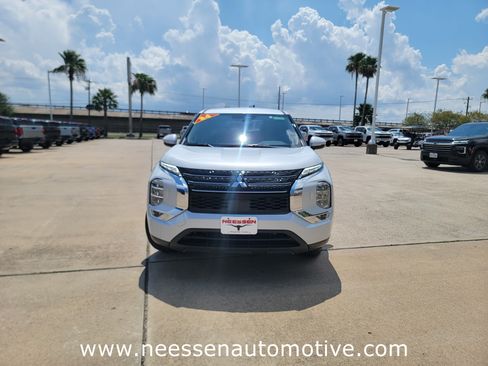Used 2024 Mitsubishi Outlander ES image 2