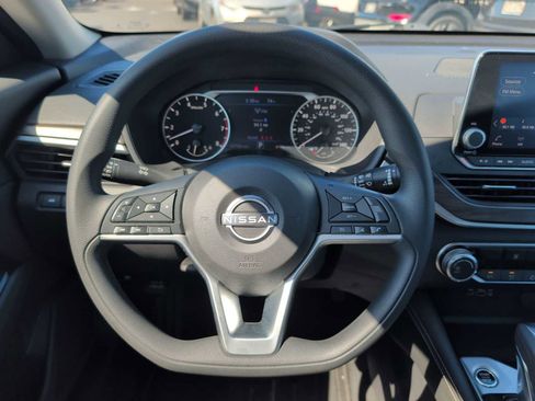 Used 2023 Nissan Altima 2.5 SV FWD image 11