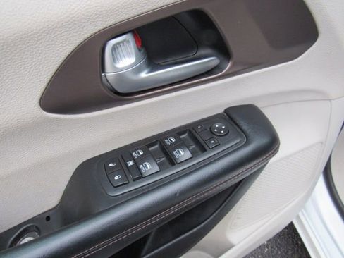 Used 2017 Chrysler Pacifica Touring-L Plus image 11