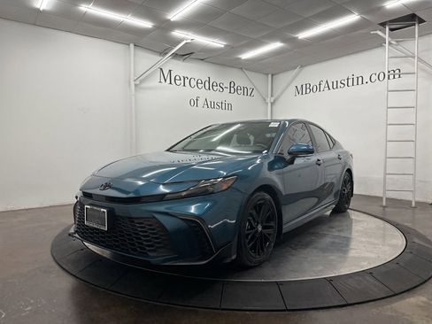 Used 2025 Toyota Camry SE w/ Convenience Package image 3