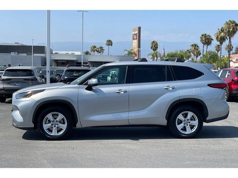 Used 2021 Toyota Highlander L FWD image 2