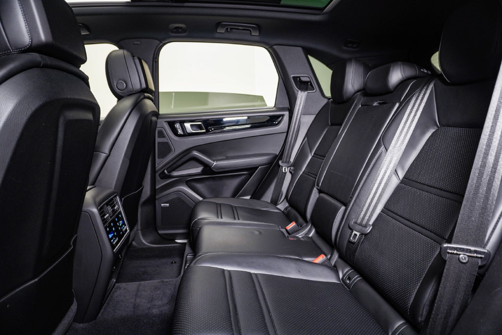 Certified 2023 Porsche Cayenne S AWD/4WD image 17