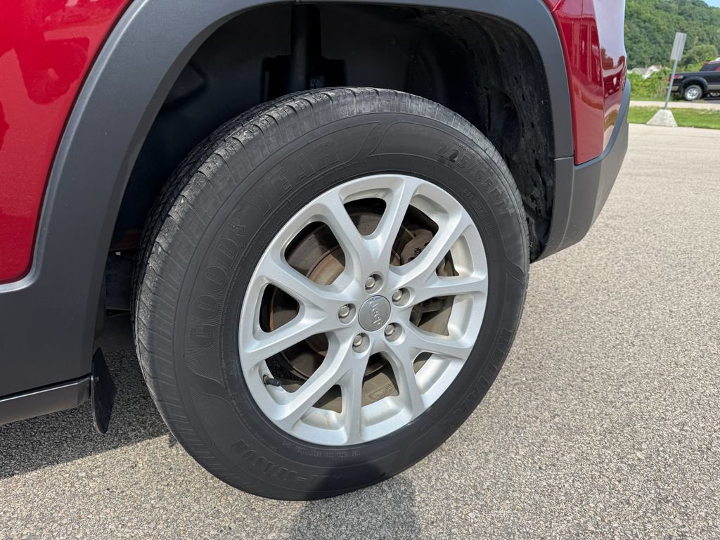 Used 2016 Jeep Cherokee Latitude w/ Cold Weather Group AWD/4WD image 12