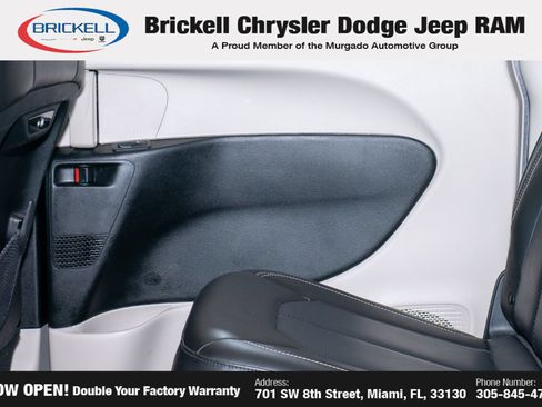 Used 2023 Chrysler Pacifica Touring-L FWD image 12