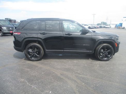 Used 2024 Jeep Grand Cherokee Altitude AWD/4WD image 5