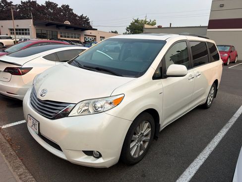 Used 2017 Toyota Sienna XLE Premium w/ Outdoor Package AWD/4WD image 1