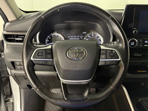 Used 2024 Toyota Highlander XLE FWD image 20