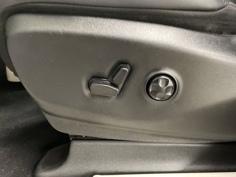 Used 2024 Chrysler Pacifica Touring-L image 14