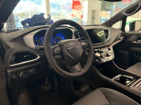 Used 2026 Chrysler Pacifica Limited w/ S Appearance Package image 19