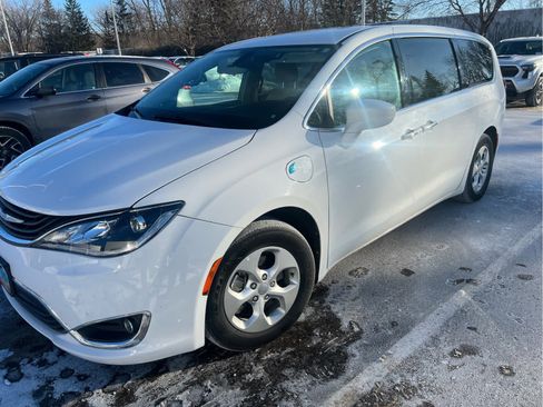 Used 2018 Chrysler Pacifica Touring Plus image 2