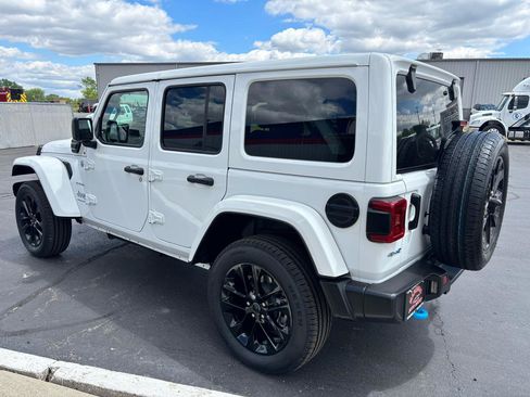 Used 2024 Jeep Wrangler Unlimited Sahara w/ Technology Group AWD/4WD image 5