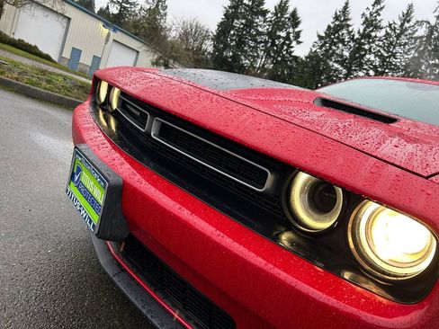 Used 2015 Dodge Challenger SXT image 36