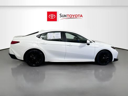 Used 2025 Toyota Camry SE FWD image 2
