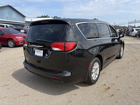 Used 2023 Chrysler Voyager LX FWD image 5