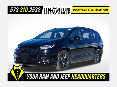 New 2026 Chrysler Pacifica Limited w/ Uconnect Theater Family Group