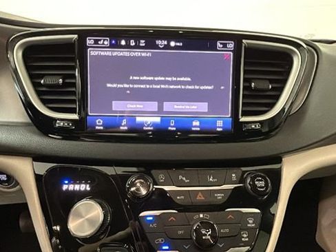 Used 2024 Chrysler Pacifica Touring-L FWD image 23