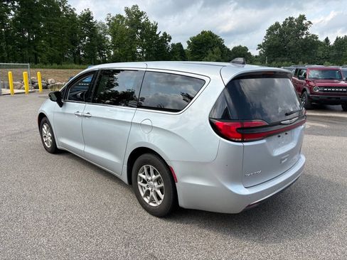 Used 2024 Chrysler Pacifica Touring-L FWD image 3